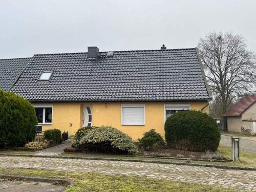 Hausansicht - Einfamilienhaus mit Nebengebäude und ein unbebautes Grundstück