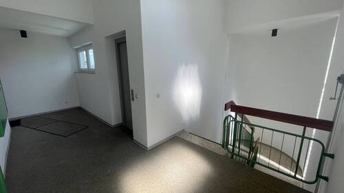 Aufzug und Treppenhaus - 