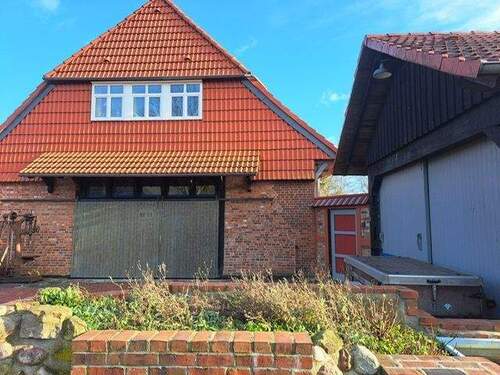 Giebelseite und Garage - 