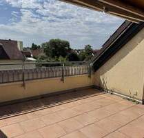 Schöne 3-Zimmer-DG-Wohnung mit großer Terrasse und Balkon - March Buchheim