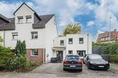 Vorderansicht - Einfamilienhaus plus erweiterte Einliegerwohnung - zwei Häuser in einem mit zwei separaten Eingängen.