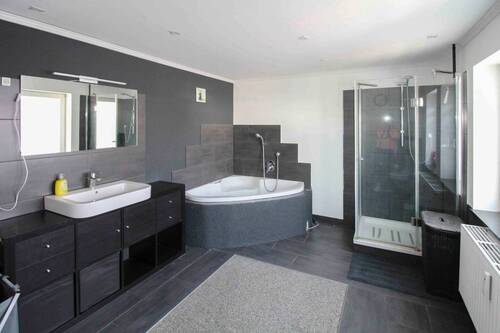 Badezimmer - Altbau-Charme & Lifestyle - 3-Zimmer-Maisonette im historischen Ortskern von Wolfsburg-Vorsfelde