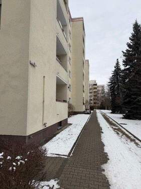 Zuweg zum Haus - 3 Zimmer Etagenwohnung in Berlin