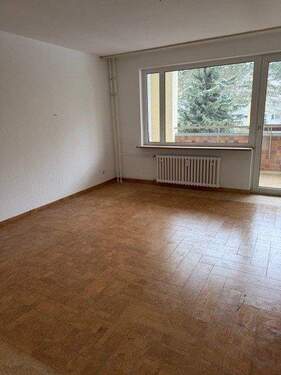 Wohnzimmer mit Balkonausgang - 