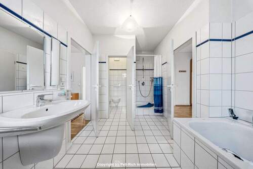 Badezimmer OG (Hauptwohnung) - 