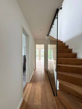 Flur mit Treppe im 1 OG - 
