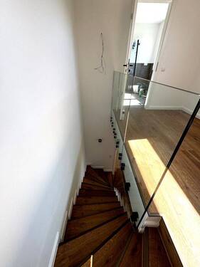 Flur mit Treppe im 2 OG - 