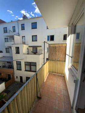 Balkon zur Rückseite - AB SOFORT Helle 2-Zmmer. Wohnung in Toplage Bremen Innenstadt. Vermietung nur an Berufstätige oder Studenten mit Elternbürgschaft.