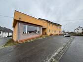 Außenansicht - Freistehendes Zweifamilienhaus mit großem Garten in zentraler Ortslage