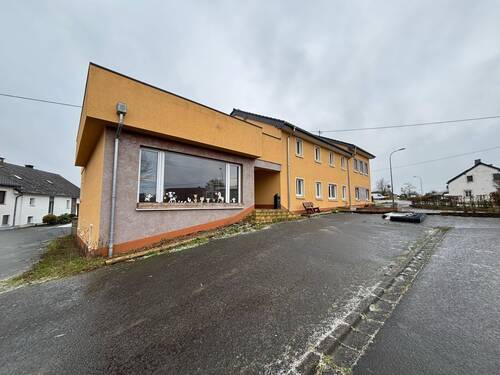 Außenansicht - Freistehendes Zweifamilienhaus mit großem Garten in zentraler Ortslage