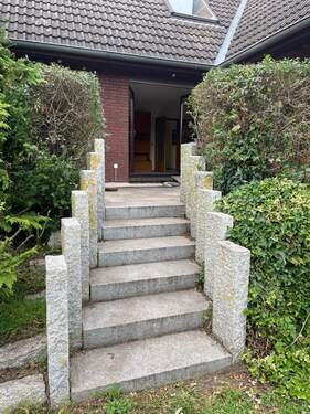 Treppe von Terrasse zum Garten - 