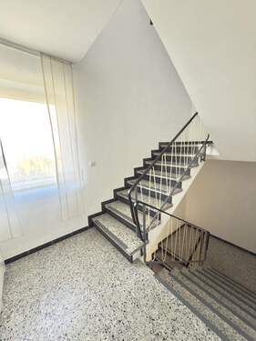 gepflegtes Treppenhaus - 6 Zimmer Mehrfamilienhaus, Wohnhaus zum Kaufen in Neustadt