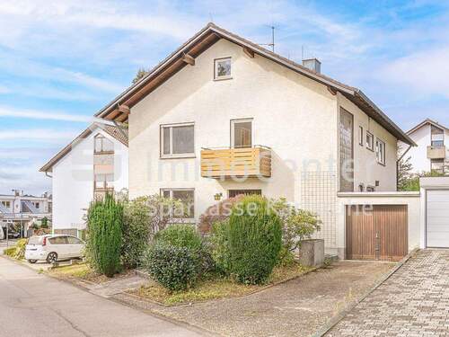 Außenansicht - Mehrgenerationen leicht gemacht: Zweifamilienhaus mit zwei Garagen in beliebter Wohnlage