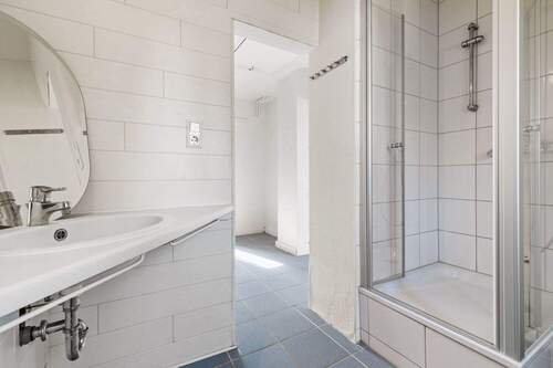 Badezimmer im Dachgeschoss - 