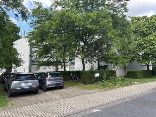 Stellplätze vor der Liegenschaft - 