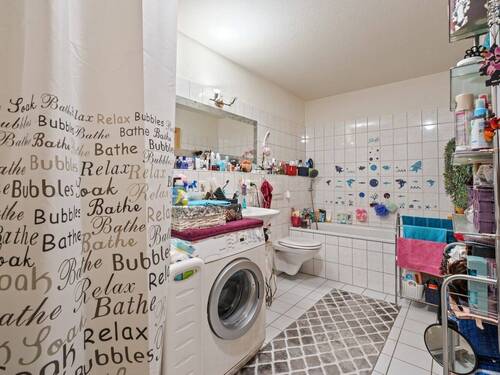 Badezimmer mit Wanne und Dusche - 