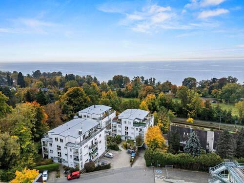 Ansicht Gebäude mit Blick auf den See - 3 Zimmer Etagenwohnung zum Kaufen in Friedrichshafen
