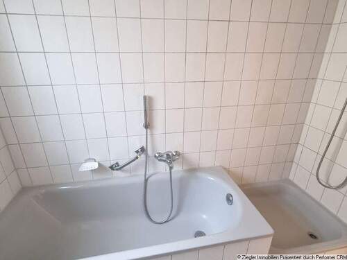 9 Tageslichtbad, Wanne und Dusche - 