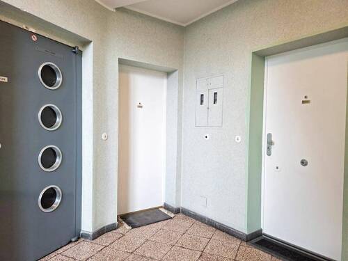 Treppenhaus/Personenaufzug - Etagenwohnung mit 63,00 m&sup2; in Köln zum Kaufen