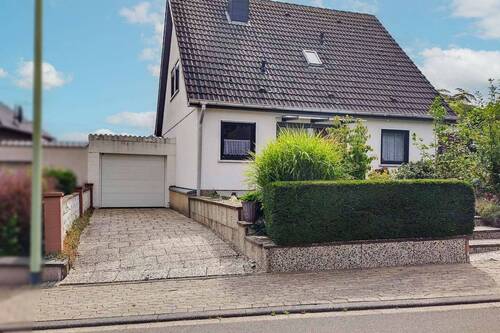 Straßenansicht Garage links - 