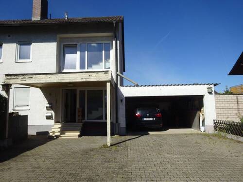 Eingang mit Doppelgarage - 3-Familienwohnhaus in Gerolzhofen