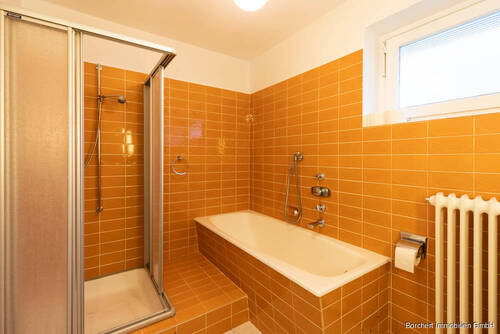 ... mit Dusche und Wanne - 