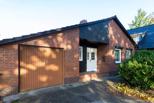 Garage und Hauseingang - 