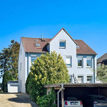Gebäudeansicht mit Auffahrt - 1 Zimmer Mehrfamilienhaus, Wohnhaus in Schwentinental