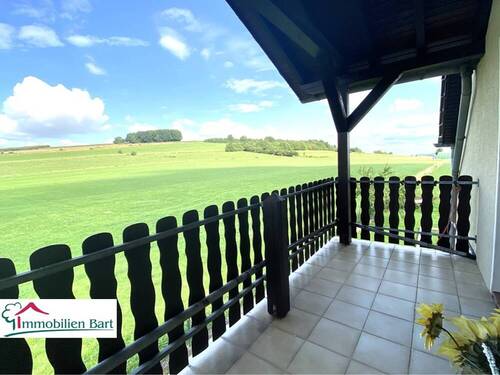 Balkon mit Fernsicht - TIERFREUNDE AUFGEPASST! WOHNHAUS (200 M² WFL.) AUF 34 AR!