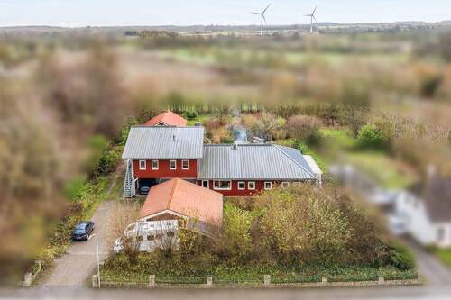 Frontansicht mit Carportanlage - 