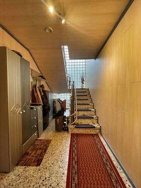 EG Treppenaufgang mit Lift - 