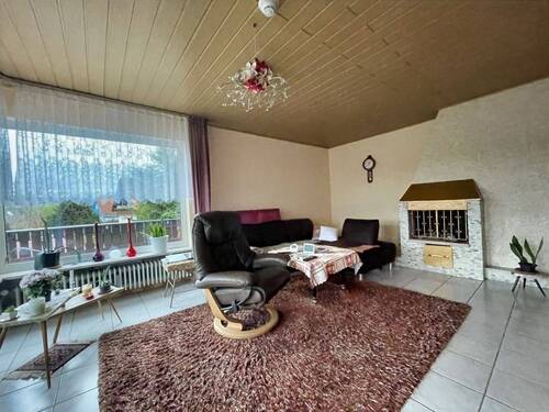 Wohnzimmer mit Kamin - 5 Zimmer Einfamilienhaus in Küps