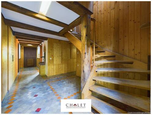 Bauernhaus: Holztreppe ins Obergeschoss - 6 Zimmer Doppelhaushälfte in Langenbach