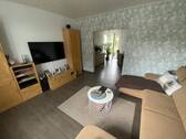 Wohnzimmer mit Durchgang zum Esszimmer - 