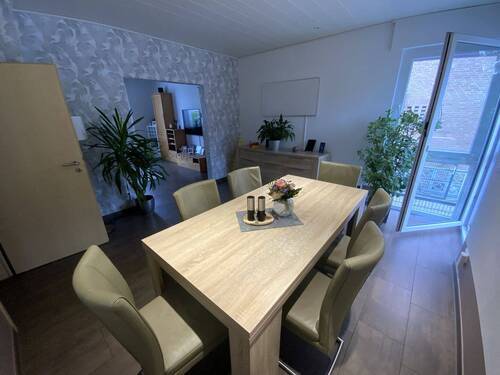 Esszimmer und Zugang zum Balkon - 