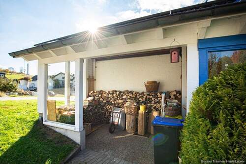 überdachtes Holzlager - 