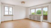 Wohnzimmer mit Balkon - Etagenwohnung mit 68,00 m&sup2; in München zum Kaufen