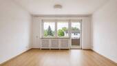 Wohnzimmer mit Balkon - 