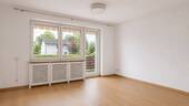 Wohnzimmer mit Balkon - 