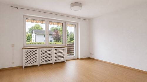 Wohnzimmer mit Balkon - 