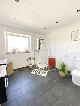 großzügiges Badezimmer - 