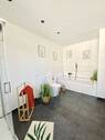 mit Dusche und Badewanne - 