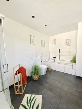 mit Dusche und Badewanne - 