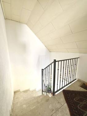 der Zugang zur Wohnung 2 im Dachgeschoss - 