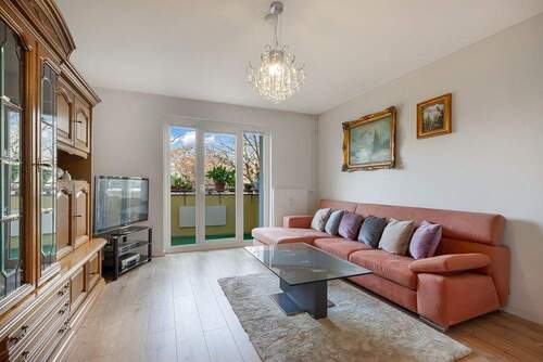 Wohnzimmer - 3-Zimmer-Wohnung mit Balkon & Blick ins Grüne in bester Lage