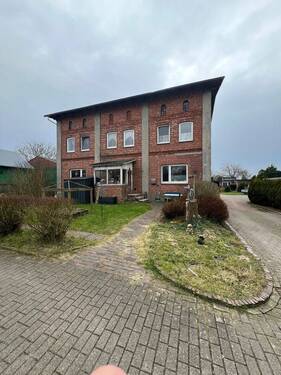 Außenansicht Vorderhaus - Renovierungsbedürftiges MFH mit 4 Wohneinheiten in Drochtersen