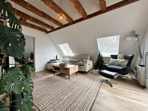 Wohnzimmer - Traumhafte 3,5-Zimmer-Dachgeschosswohnung mit Balkon