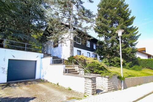 Außenansicht inkl. Garage - Seltene Gelegenheit im Steinbergviertel-charmantes Einfamilienhaus mit großem Grundstück & Panorama
