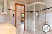 Bad mit Dusche im Erdgeschoss - 
