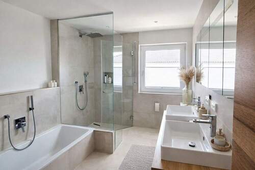 Badezimmer - Doppelhaushälfte mit 129,70 m&sup2; in Maxhütte-Haidhof zum Kaufen